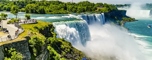 les Chutes du Niagara considerees comme l une des merveilles naturelles du monde